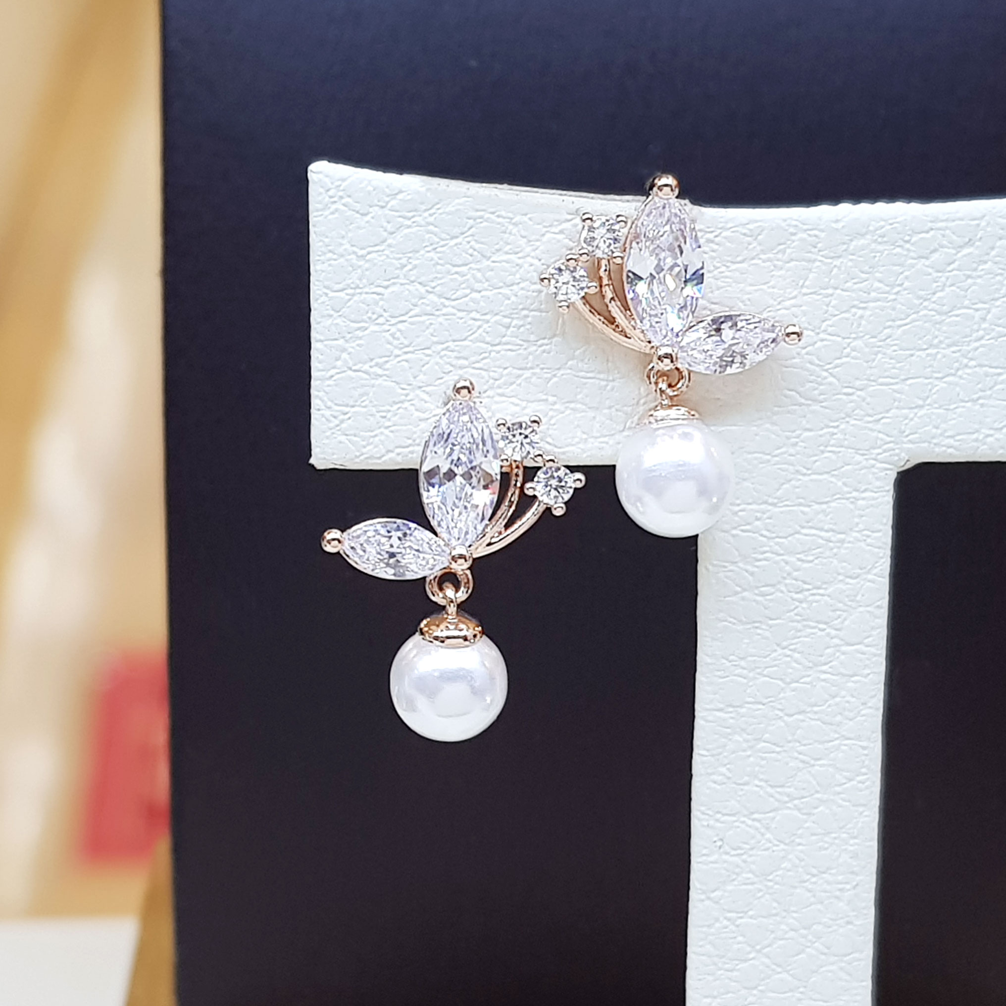 <b><p>Bolle Butterfly Pel Erings SPE424 Pu style</p></b><b><p>ボラレ バタフライ真珠のイヤリング SPE424 清純なスタイル さわやかなコーディネート</p></b><br /><br /><p align='center'>