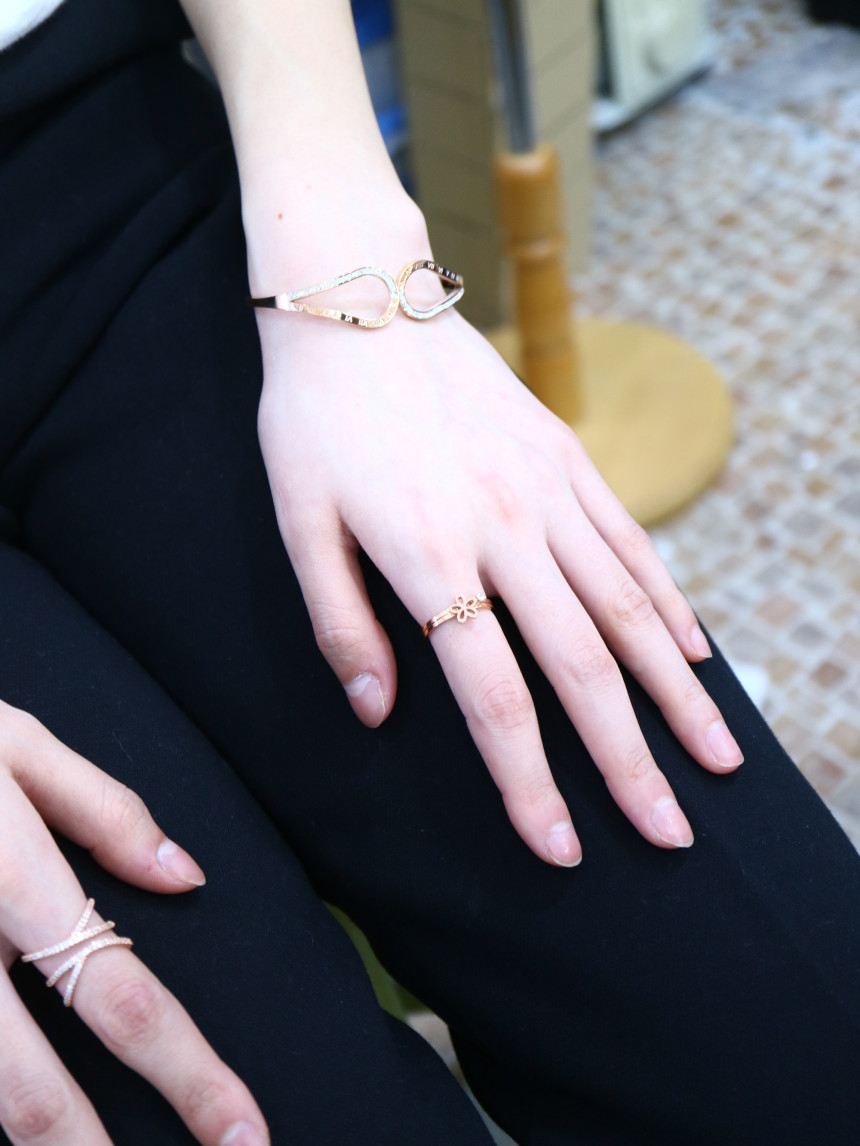 <b><p>titanium 1 flower jelry Layed ring Set sour</p></b><b><p>チタン 1 フラワー 宝石 重ね着 リング サンコム若々しく 知的な魅力の カジュアルな</p></b><br /><br /><p align='center'>