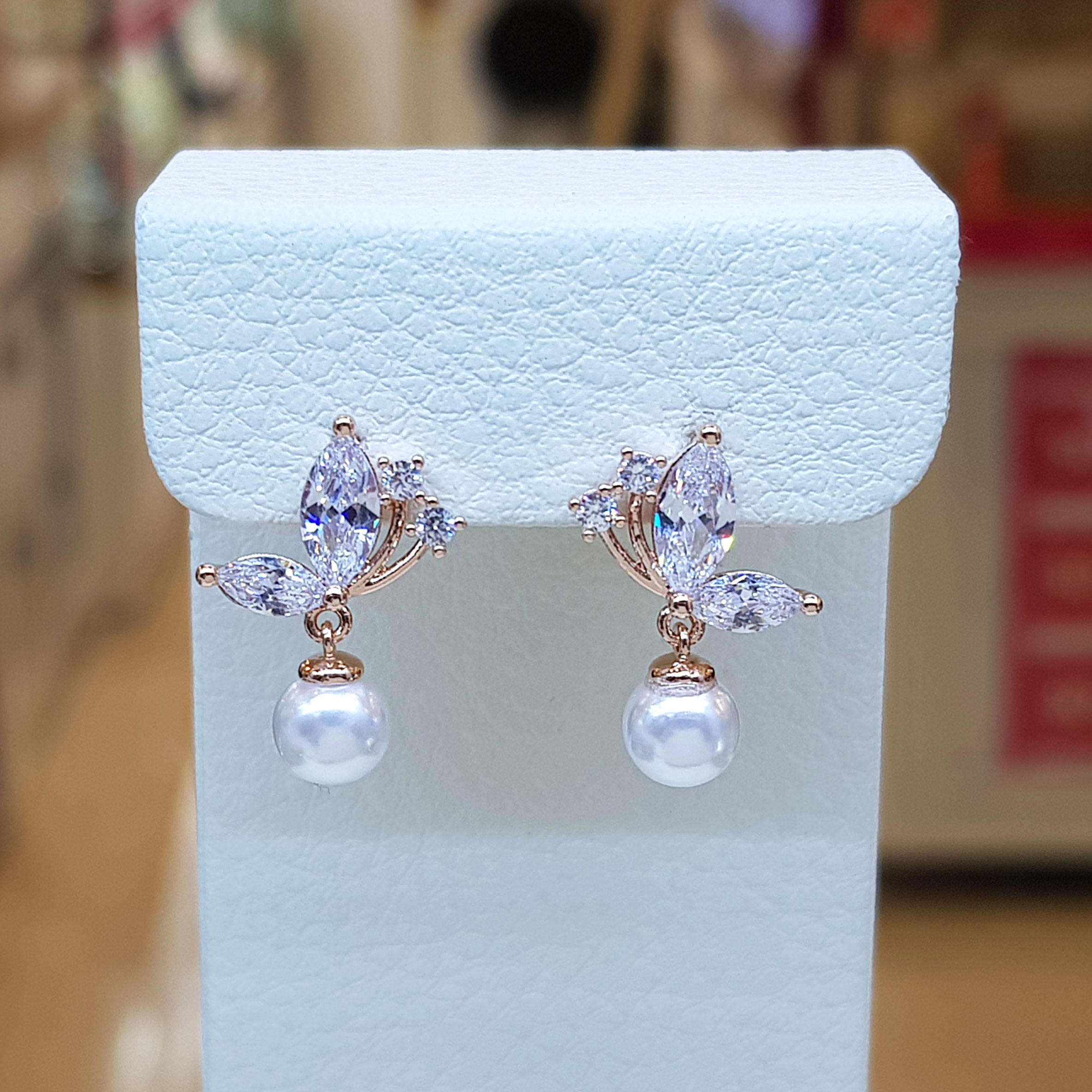 <b><p>Bolle Butterfly Pel Erings SPE424 Pu style</p></b><b><p>ボラレ バタフライ真珠のイヤリング SPE424 清純なスタイル さわやかなコーディネート</p></b><br /><br /><p align='center'>