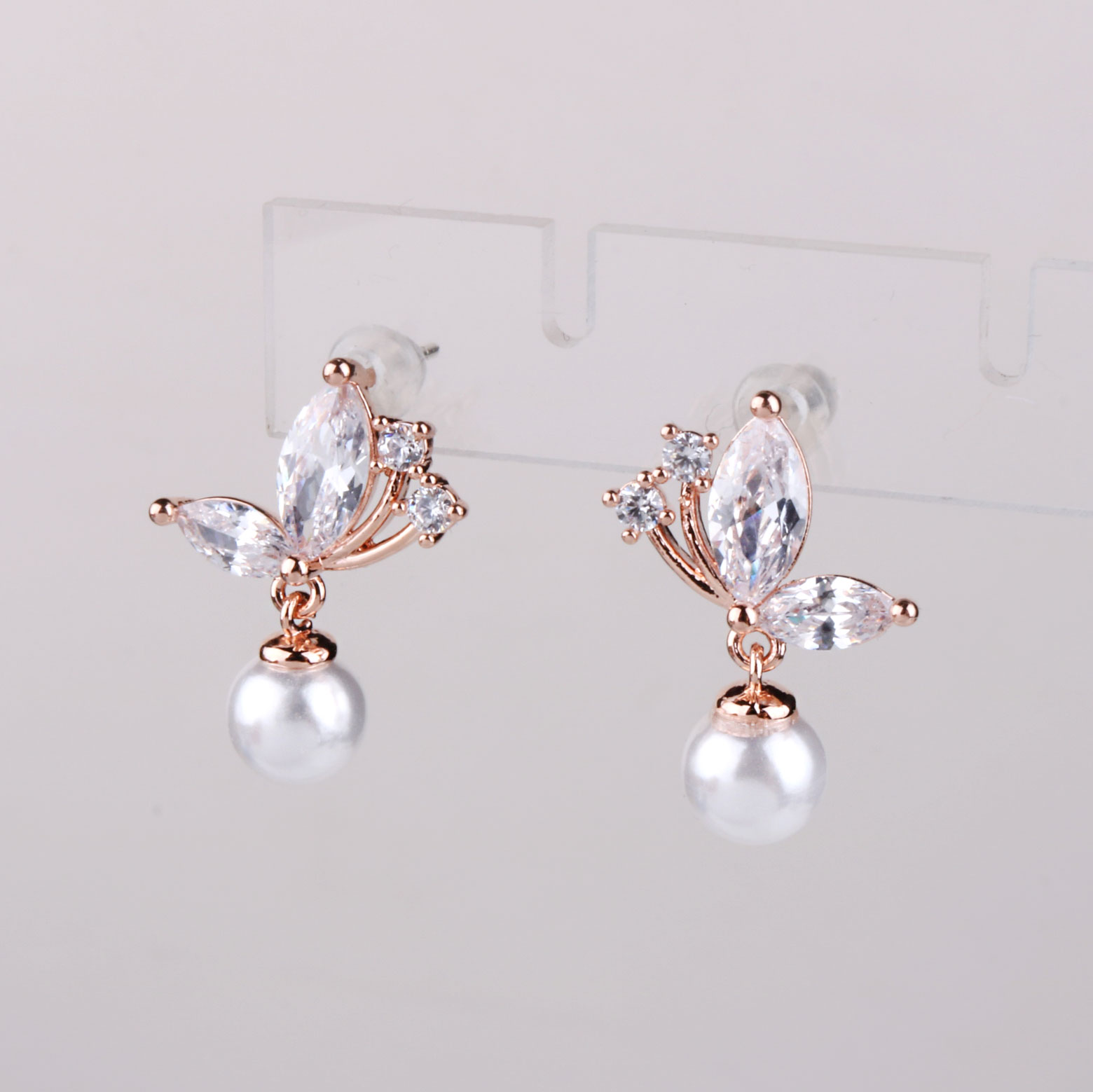 <b><p>Bolle Butterfly Pel Erings SPE424 Pu style</p></b><b><p>ボラレ バタフライ真珠のイヤリング SPE424 清純なスタイル さわやかなコーディネート</p></b><br /><br /><p align='center'>