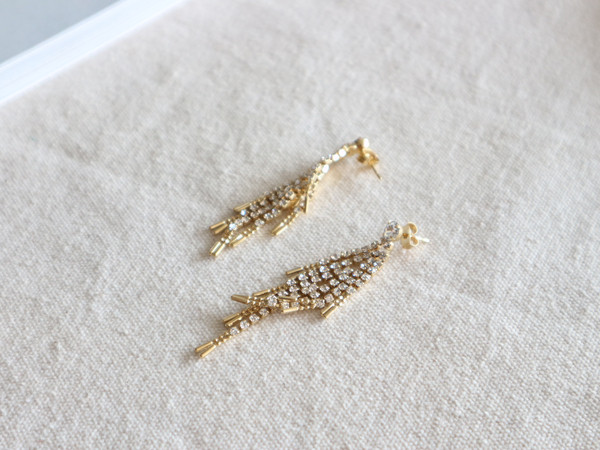 <b><p>gold Zoran Drop earring In sight eshy look</p></b><b><p>ゴールド ジュルラン ドロップイヤリングy 視線集中 ドレッシック 効果 光沢 手札ピルク</p></b><br /><br /><p align='center'>