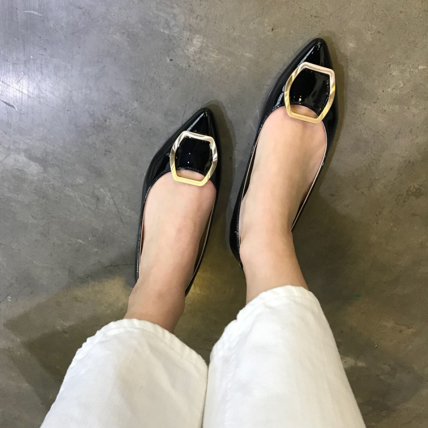 <b><p>Korean enamel gold Point Flat Shoes 3247</p></b><b><p>Koreanエナメル ゴールド ポイント装飾 フラットシューズ 靴3247 ワンピースによく似合う</p></b><br /><br /><p align='center'>