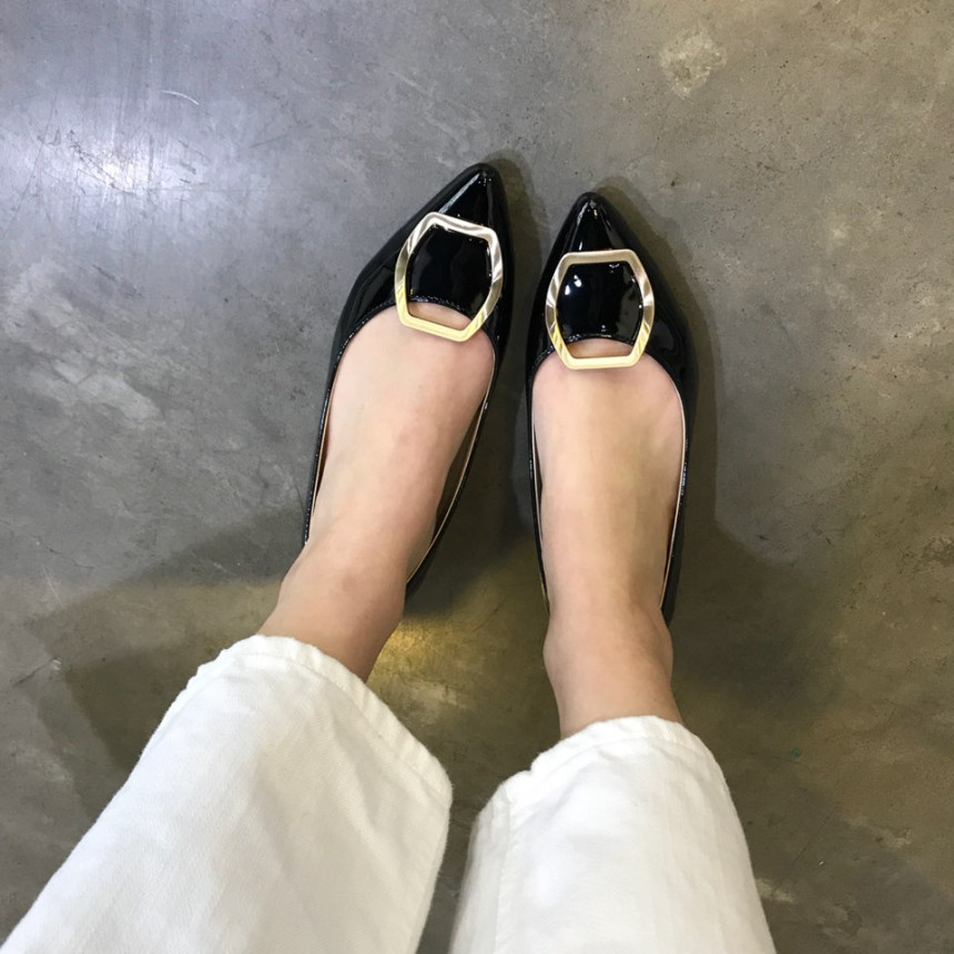 <b><p>Korean enamel gold Point Flat Shoes 3247</p></b><b><p>Koreanエナメル ゴールド ポイント装飾 フラットシューズ 靴3247 ワンピースによく似合う</p></b><br /><br /><p align='center'>