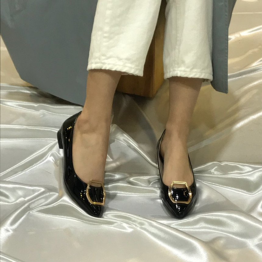 <b><p>Korean enamel gold Point Flat Shoes 3247</p></b><b><p>Koreanエナメル ゴールド ポイント装飾 フラットシューズ 靴3247 ワンピースによく似合う</p></b><br /><br /><p align='center'>