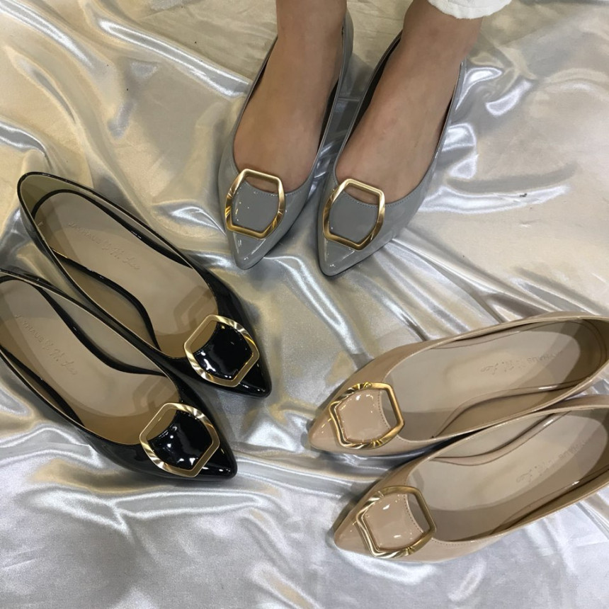 <b><p>Korean enamel gold Point Flat Shoes 3247</p></b><b><p>Koreanエナメル ゴールド ポイント装飾 フラットシューズ 靴3247 ワンピースによく似合う</p></b><br /><br /><p align='center'>