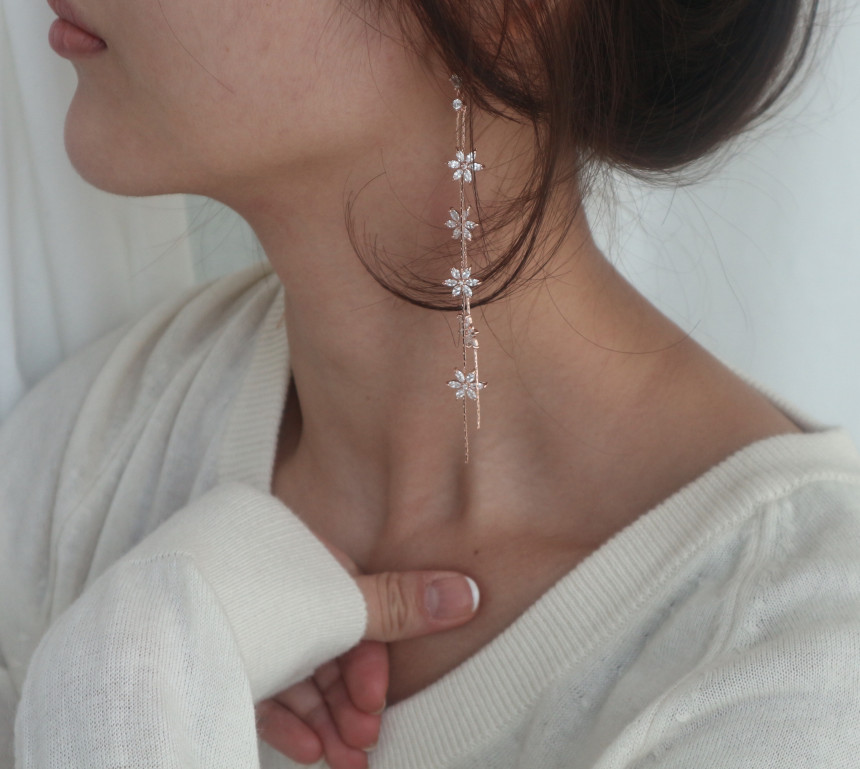 <b><p>flower Drop earring Cubic Antique chandeli</p></b><b><p>フラワー ドロップ イヤリング キュービック アンティーク シャンデリア クリスタル</p></b><br /><br /><p align='center'>