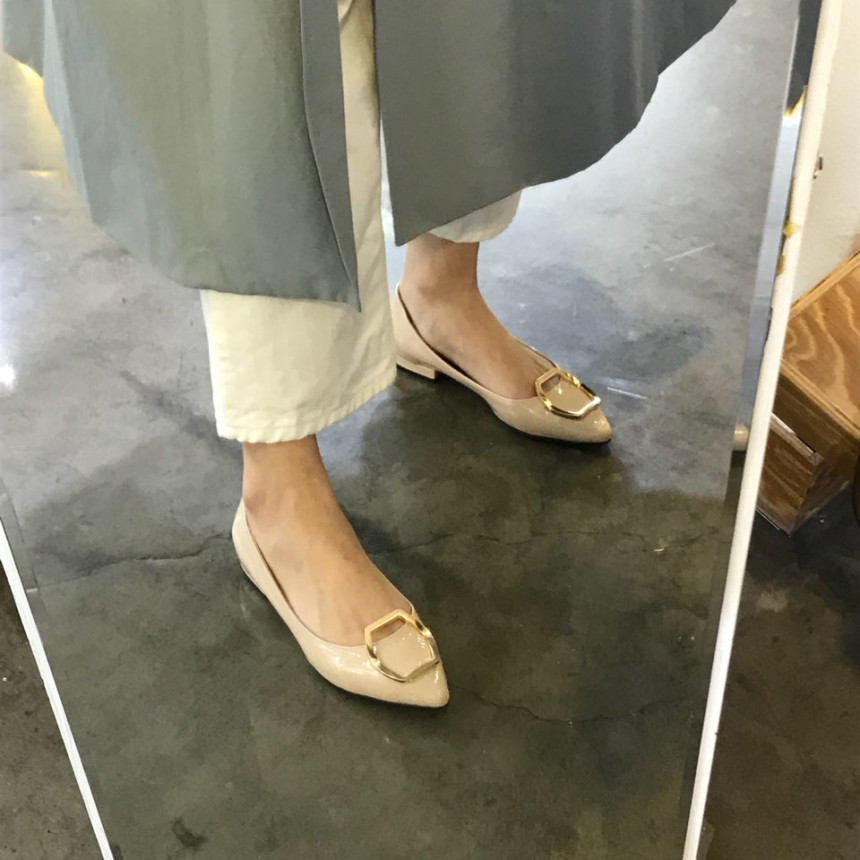 <b><p>Korean enamel gold Point Flat Shoes 3247</p></b><b><p>Koreanエナメル ゴールド ポイント装飾 フラットシューズ 靴3247 ワンピースによく似合う</p></b><br /><br /><p align='center'>