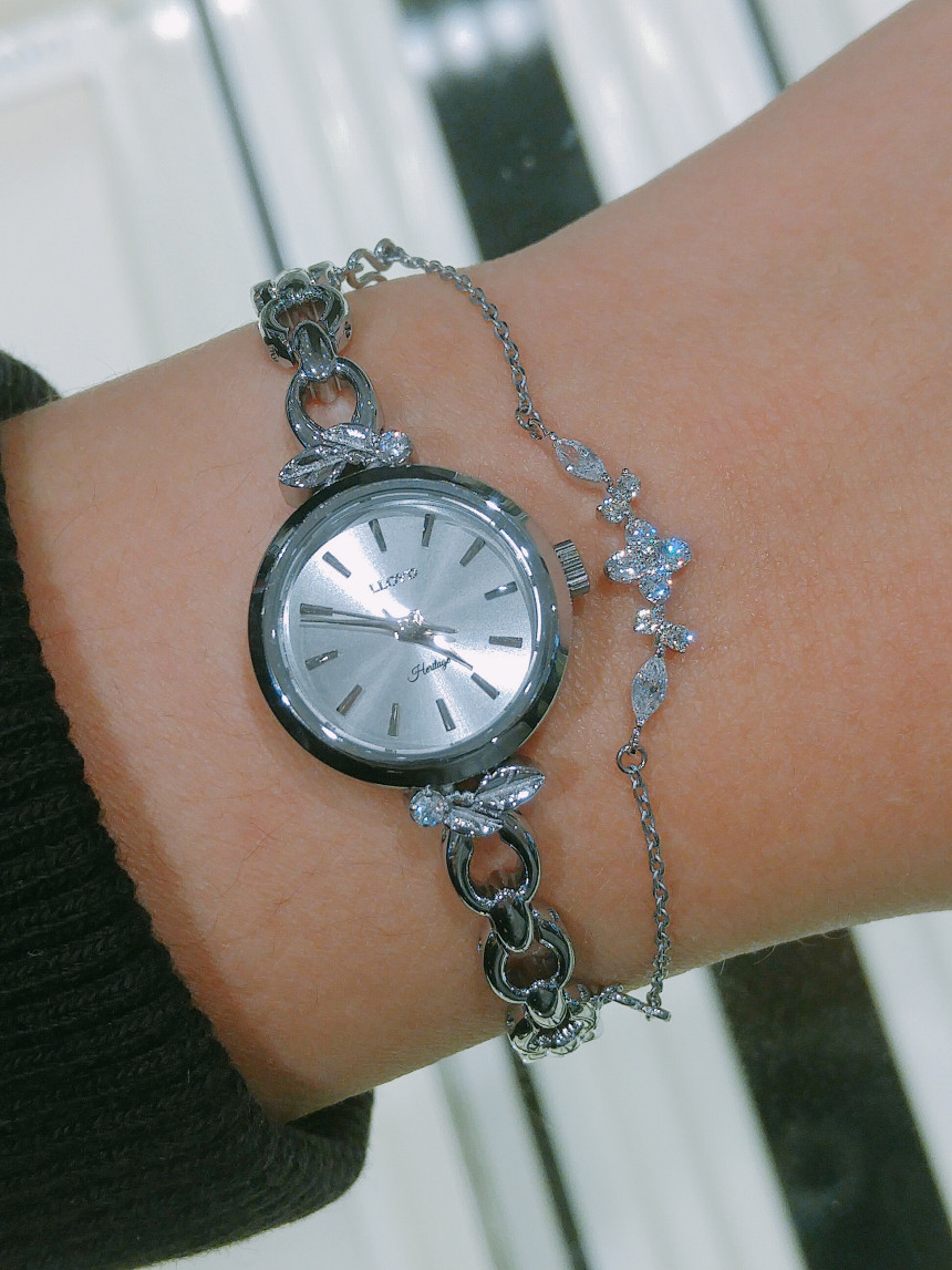 <b><p>Lloyd Snow Fwer Layed Removable bracet cck</p></b><b><p>ロイド 雪花 重ね着 着脱用 ブレスレット 時計 LL2G17C06 女性 デイリー</p></b><br /><br /><p align='center'>