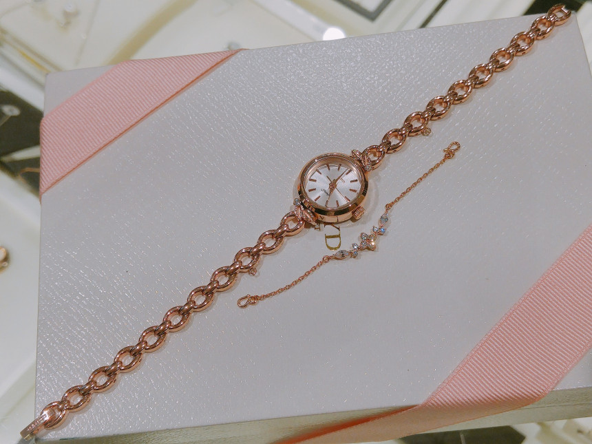 <b><p>Lloyd Snow Fwer Layed Removable bracet cck</p></b><b><p>ロイド 雪花 重ね着 着脱用 ブレスレット 時計 LL2G17C06 女性 デイリー</p></b><br /><br /><p align='center'>