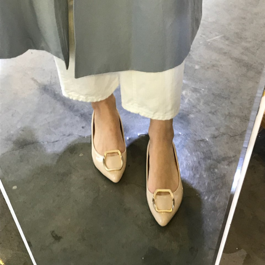 <b><p>Korean enamel gold Point Flat Shoes 3247</p></b><b><p>Koreanエナメル ゴールド ポイント装飾 フラットシューズ 靴3247 ワンピースによく似合う</p></b><br /><br /><p align='center'>