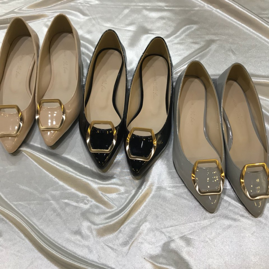 <b><p>Korean enamel gold Point Flat Shoes 3247</p></b><b><p>Koreanエナメル ゴールド ポイント装飾 フラットシューズ 靴3247 ワンピースによく似合う</p></b><br /><br /><p align='center'>