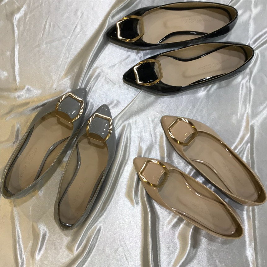 <b><p>Korean enamel gold Point Flat Shoes 3247</p></b><b><p>Koreanエナメル ゴールド ポイント装飾 フラットシューズ 靴3247 ワンピースによく似合う</p></b><br /><br /><p align='center'>
