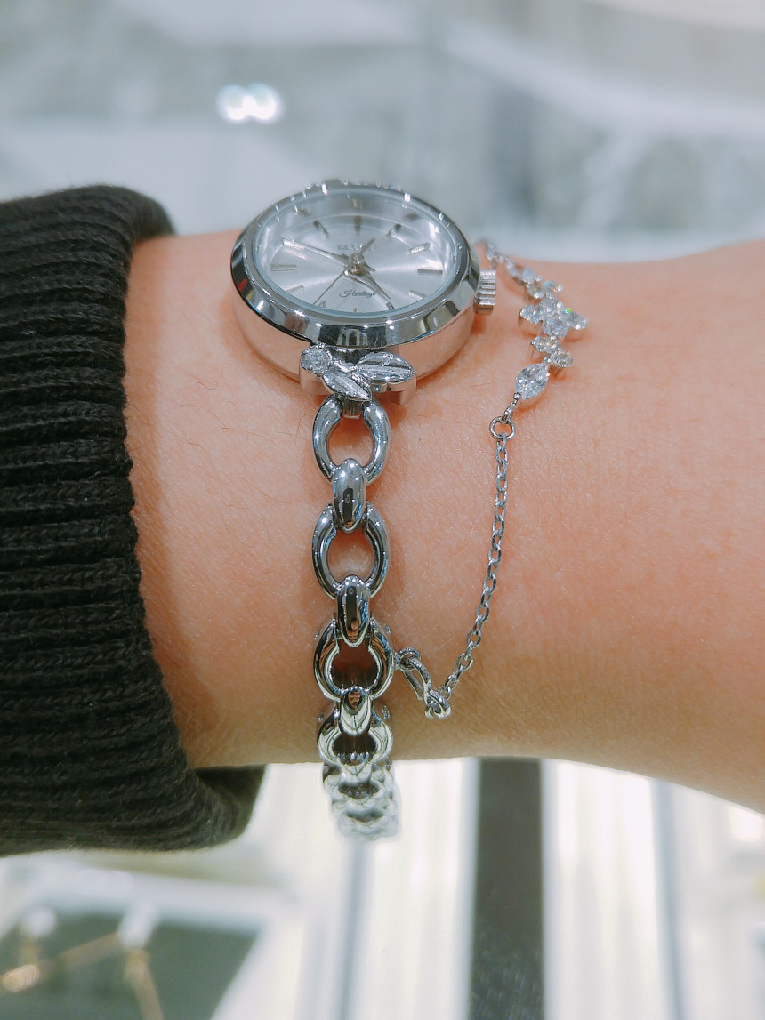 <b><p>Lloyd Snow Fwer Layed Removable bracet cck</p></b><b><p>ロイド 雪花 重ね着 着脱用 ブレスレット 時計 LL2G17C06 女性 デイリー</p></b><br /><br /><p align='center'>