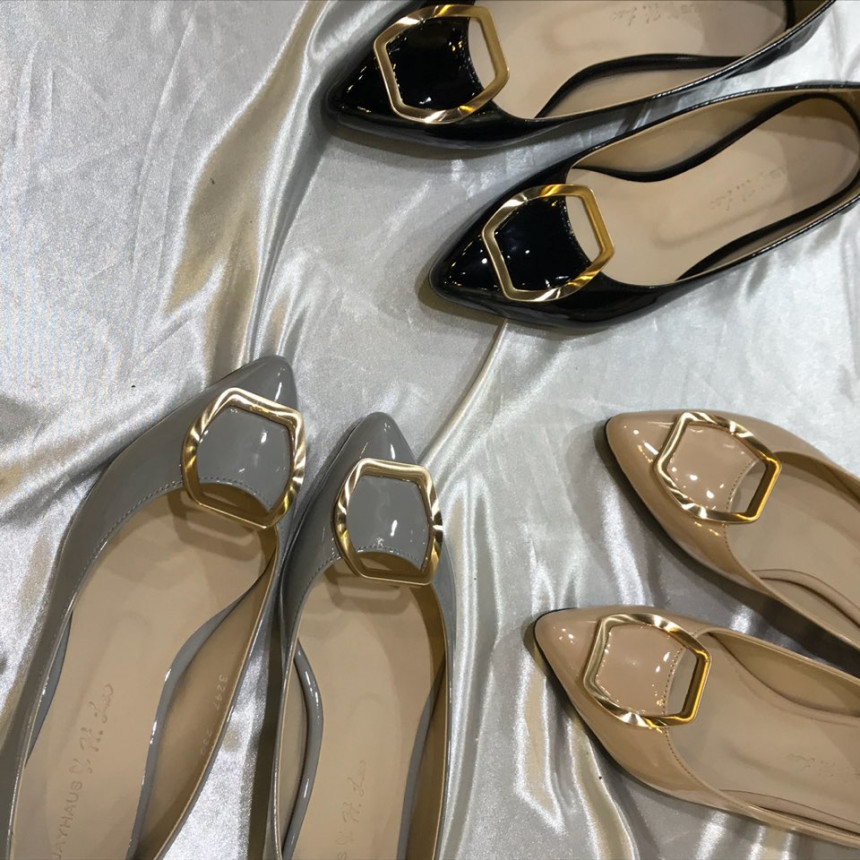 <b><p>Korean enamel gold Point Flat Shoes 3247</p></b><b><p>Koreanエナメル ゴールド ポイント装飾 フラットシューズ 靴3247 ワンピースによく似合う</p></b><br /><br /><p align='center'>
