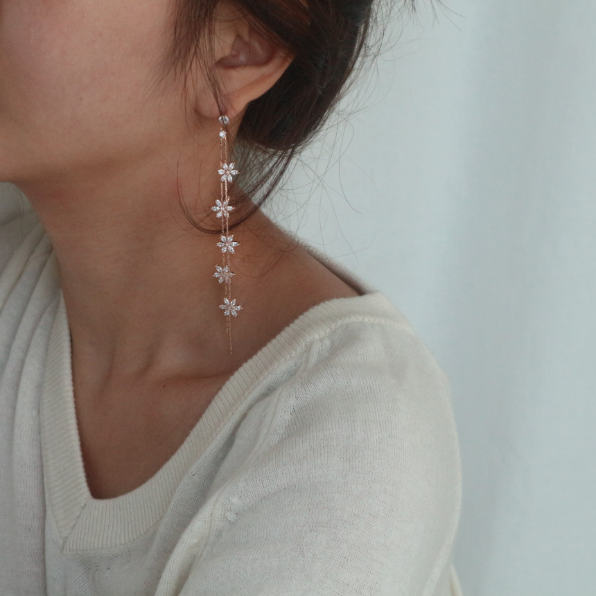 <b><p>flower Drop earring Cubic Antique chandeli</p></b><b><p>フラワー ドロップ イヤリング キュービック アンティーク シャンデリア クリスタル</p></b><br /><br /><p align='center'>