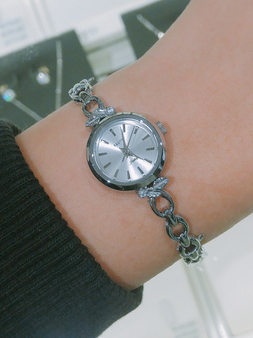 <b><p>Lloyd Snow Fwer Layed Removable bracet cck</p></b><b><p>ロイド 雪花 重ね着 着脱用 ブレスレット 時計 LL2G17C06 女性 デイリー</p></b><br /><br /><p align='center'>