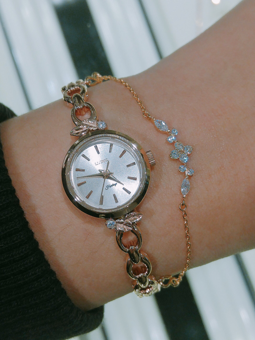 <b><p>Lloyd Snow Fwer Layed Removable bracet cck</p></b><b><p>ロイド 雪花 重ね着 着脱用 ブレスレット 時計 LL2G17C06 女性 デイリー</p></b><br /><br /><p align='center'>