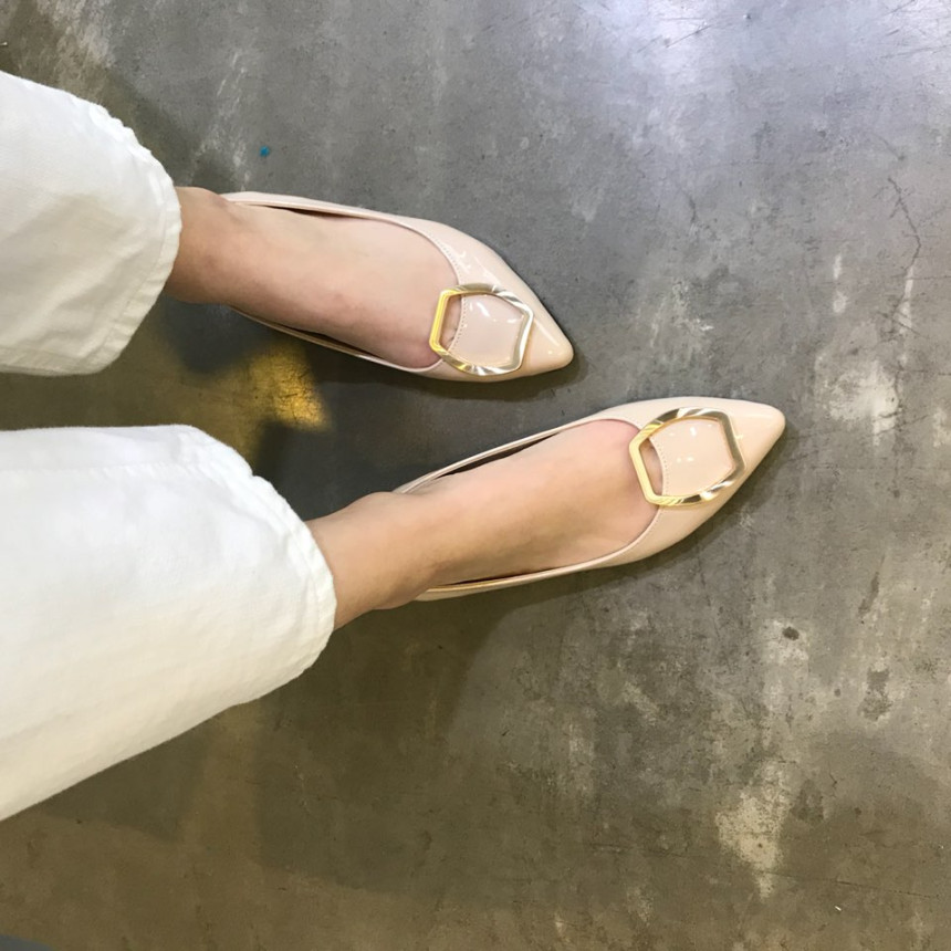 <b><p>Korean enamel gold Point Flat Shoes 3247</p></b><b><p>Koreanエナメル ゴールド ポイント装飾 フラットシューズ 靴3247 ワンピースによく似合う</p></b><br /><br /><p align='center'>