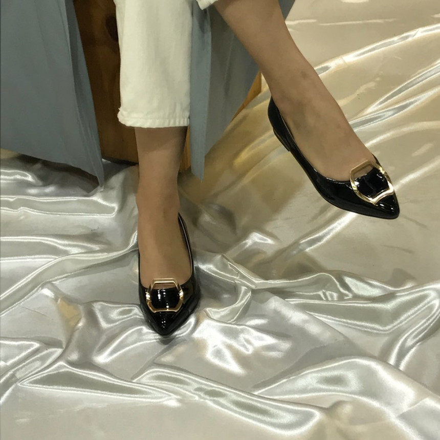 <b><p>Korean enamel gold Point Flat Shoes 3247</p></b><b><p>Koreanエナメル ゴールド ポイント装飾 フラットシューズ 靴3247 ワンピースによく似合う</p></b><br /><br /><p align='center'>