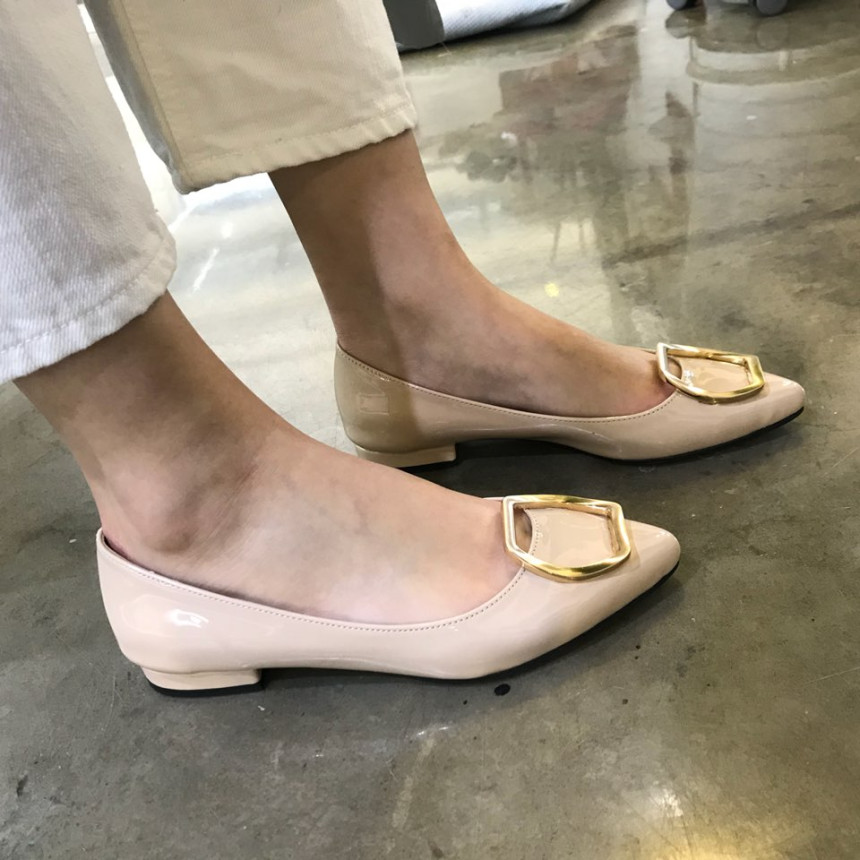 <b><p>Korean enamel gold Point Flat Shoes 3247</p></b><b><p>Koreanエナメル ゴールド ポイント装飾 フラットシューズ 靴3247 ワンピースによく似合う</p></b><br /><br /><p align='center'>