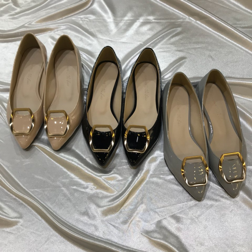 <b><p>Korean enamel gold Point Flat Shoes 3247</p></b><b><p>Koreanエナメル ゴールド ポイント装飾 フラットシューズ 靴3247 ワンピースによく似合う</p></b><br /><br /><p align='center'>