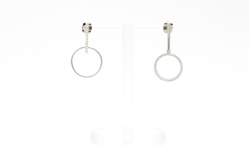 <b><p>Silver fing circle Unknown Drop earr Twenties</p></b><b><p>ウンチム サークル オンバル ドロップ イヤリング 20代の女性 ランス キュービック</p></b><br /><br /><p align='center'>