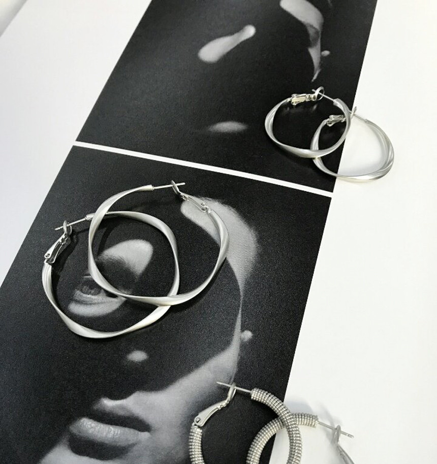 <b><p>Matte Ring earrs small vtage ractive Modern</p></b><b><p>艶消し リングピアス 小さな ヴィンテージ 魅力的な モダンシック シンプルル ユニーク</p></b><br /><br /><p align='center'>