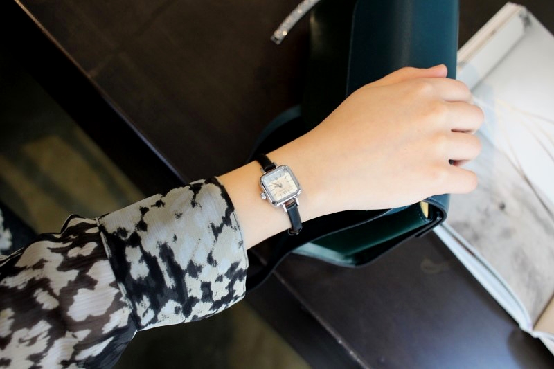 <b><p>small square leather fee wrist clock 3cor</p></b><b><p>小さな 正方形 レザー 女性 手首 時計 3色 ファッション 薄い</p></b><br /><br /><p align='center'>