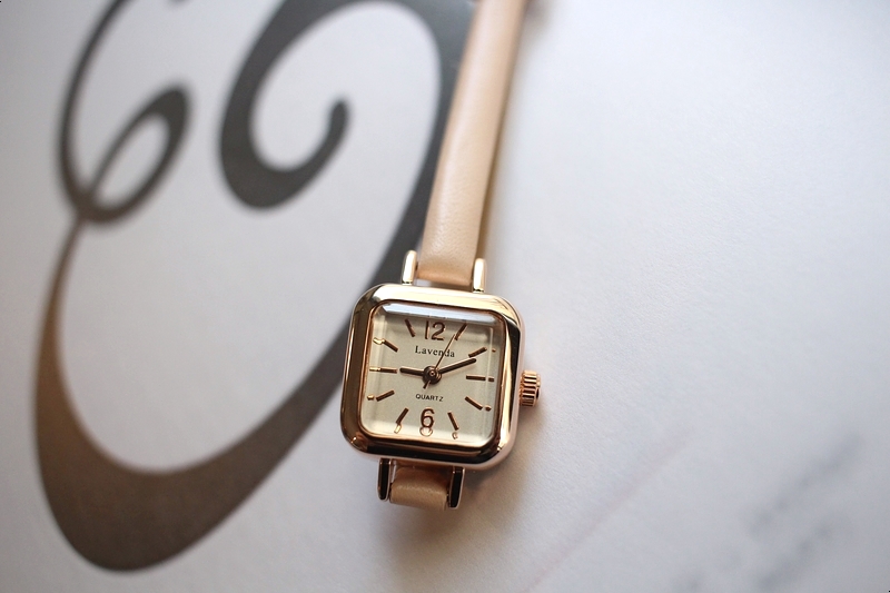 <b><p>small square leather fee wrist clock 3cor</p></b><b><p>小さな 正方形 レザー 女性 手首 時計 3色 ファッション 薄い</p></b><br /><br /><p align='center'>