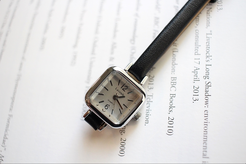 <b><p>small square leather fee wrist clock 3cor</p></b><b><p>小さな 正方形 レザー 女性 手首 時計 3色 ファッション 薄い</p></b><br /><br /><p align='center'>