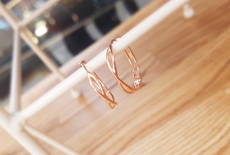 <b><p>14k 18k EARRING Shin Sung Ky st earrg Stylish</p></b><b><p>14k 18k プレッツェルEARRING シン・セギョンst イヤリング スタイリッシュ</p></b><br /><br /><p align='center'>