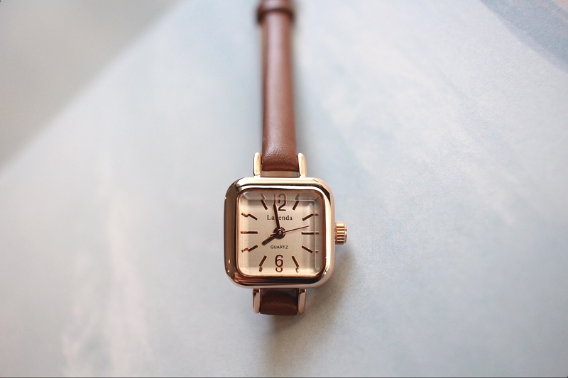 <b><p>small square leather fee wrist clock 3cor</p></b><b><p>小さな 正方形 レザー 女性 手首 時計 3色 ファッション 薄い</p></b><br /><br /><p align='center'>