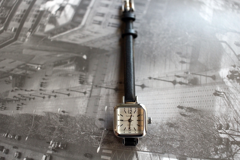 <b><p>small square leather fee wrist clock 3cor</p></b><b><p>小さな 正方形 レザー 女性 手首 時計 3色 ファッション 薄い</p></b><br /><br /><p align='center'>