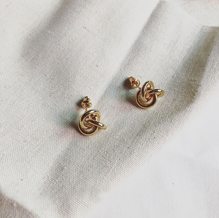 <b><p>Simple Twine gold silver kk Antique earrg</p></b><b><p>シンプルな プレッツェル ゴールド シルバー ねじれ アンティーク イヤリング 手頃な価格の</p></b><br /><br /><p align='center'>