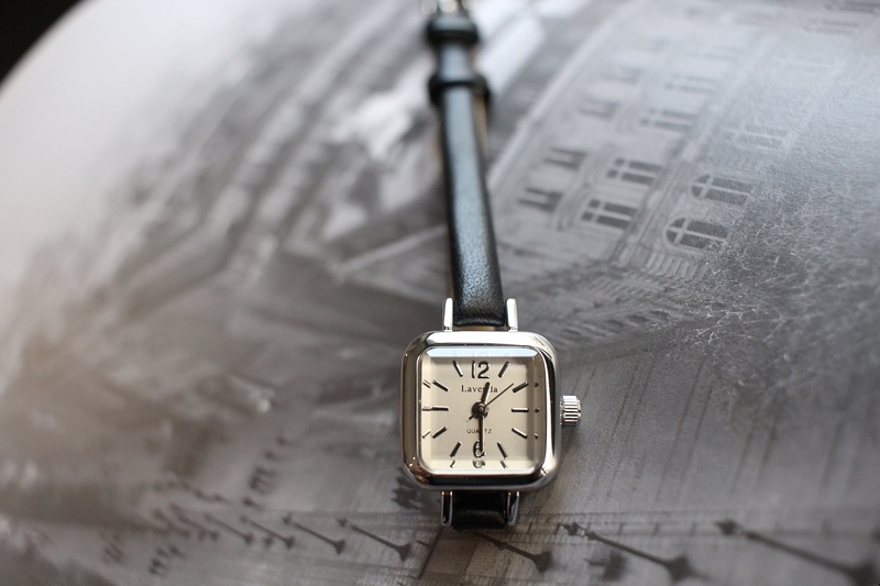 <b><p>small square leather fee wrist clock 3cor</p></b><b><p>小さな 正方形 レザー 女性 手首 時計 3色 ファッション 薄い</p></b><br /><br /><p align='center'>