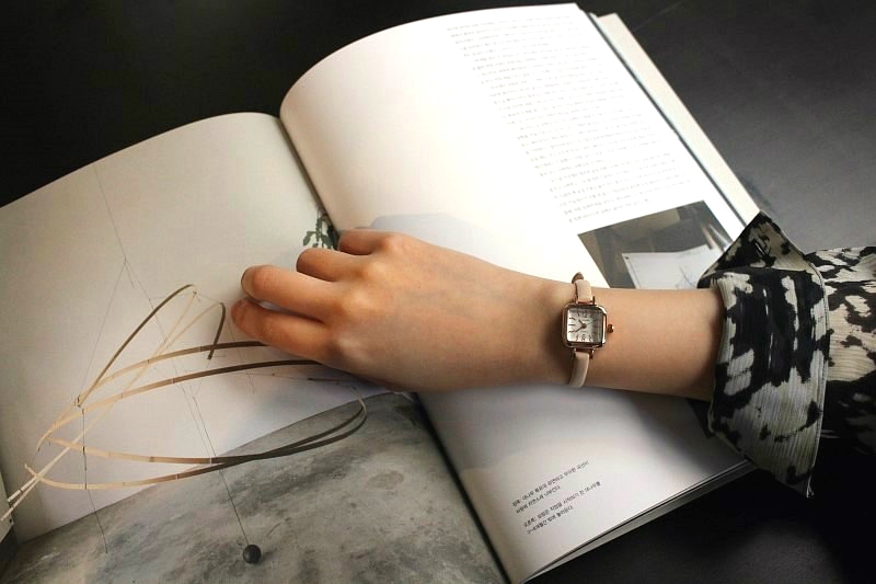 <b><p>small square leather fee wrist clock 3cor</p></b><b><p>小さな 正方形 レザー 女性 手首 時計 3色 ファッション 薄い</p></b><br /><br /><p align='center'>