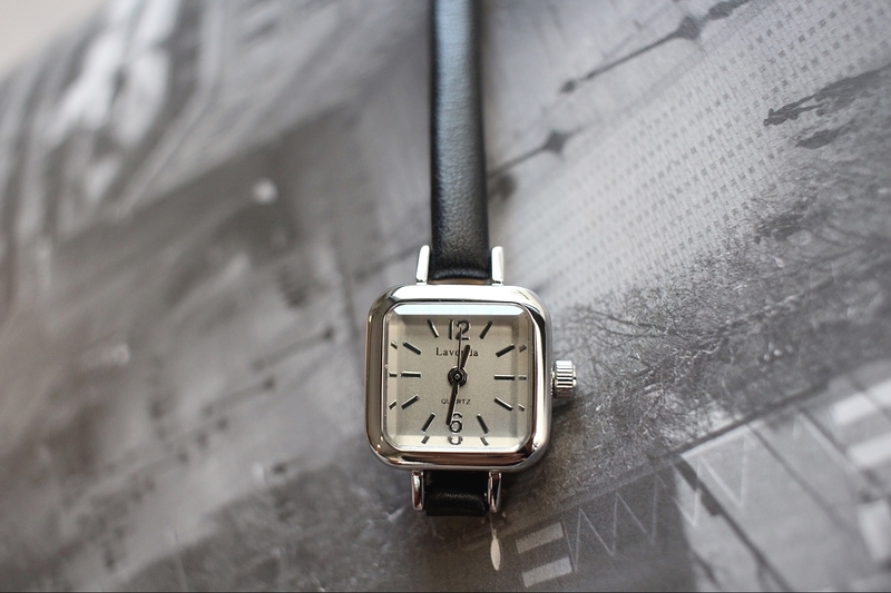 <b><p>small square leather fee wrist clock 3cor</p></b><b><p>小さな 正方形 レザー 女性 手首 時計 3色 ファッション 薄い</p></b><br /><br /><p align='center'>