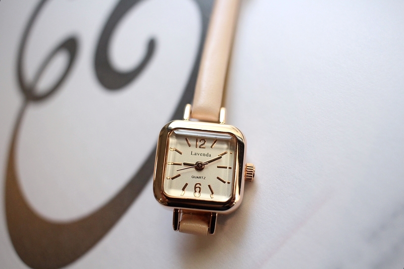 <b><p>small square leather fee wrist clock 3cor</p></b><b><p>小さな 正方形 レザー 女性 手首 時計 3色 ファッション 薄い</p></b><br /><br /><p align='center'>