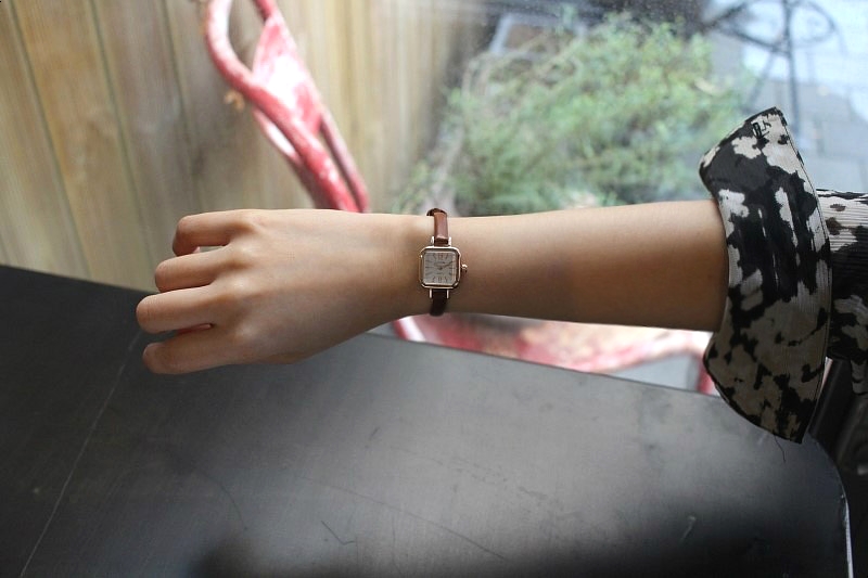 <b><p>small square leather fee wrist clock 3cor</p></b><b><p>小さな 正方形 レザー 女性 手首 時計 3色 ファッション 薄い</p></b><br /><br /><p align='center'>
