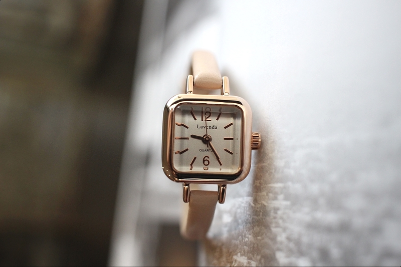 <b><p>small square leather fee wrist clock 3cor</p></b><b><p>小さな 正方形 レザー 女性 手首 時計 3色 ファッション 薄い</p></b><br /><br /><p align='center'>