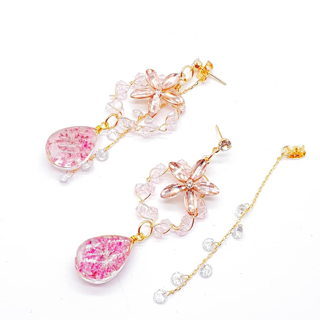 <b><p>Cometti self-producon Flowers Chry Bss earring</p></b><b><p>コメットティー 自主制作 生花 桜 イヤリング</p></b><br /><br /><p align='center'>