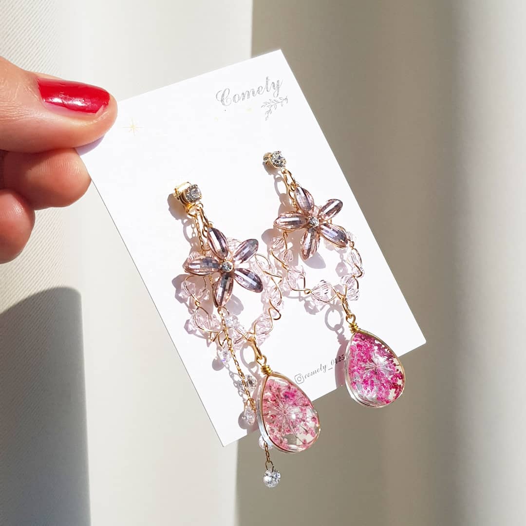 <b><p>Cometti self-producon Flowers Chry Bss earring</p></b><b><p>コメットティー 自主制作 生花 桜 イヤリング</p></b><br /><br /><p align='center'>