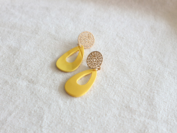 <b><p>yellow Eiptical bold earrings Kitch Style</p></b><b><p>イエロー 楕円ボールドイヤリングr 吉祥寺スタイル 光沢がきれいな カラフルなデザイン</p></b><br /><br /><p align='center'>
