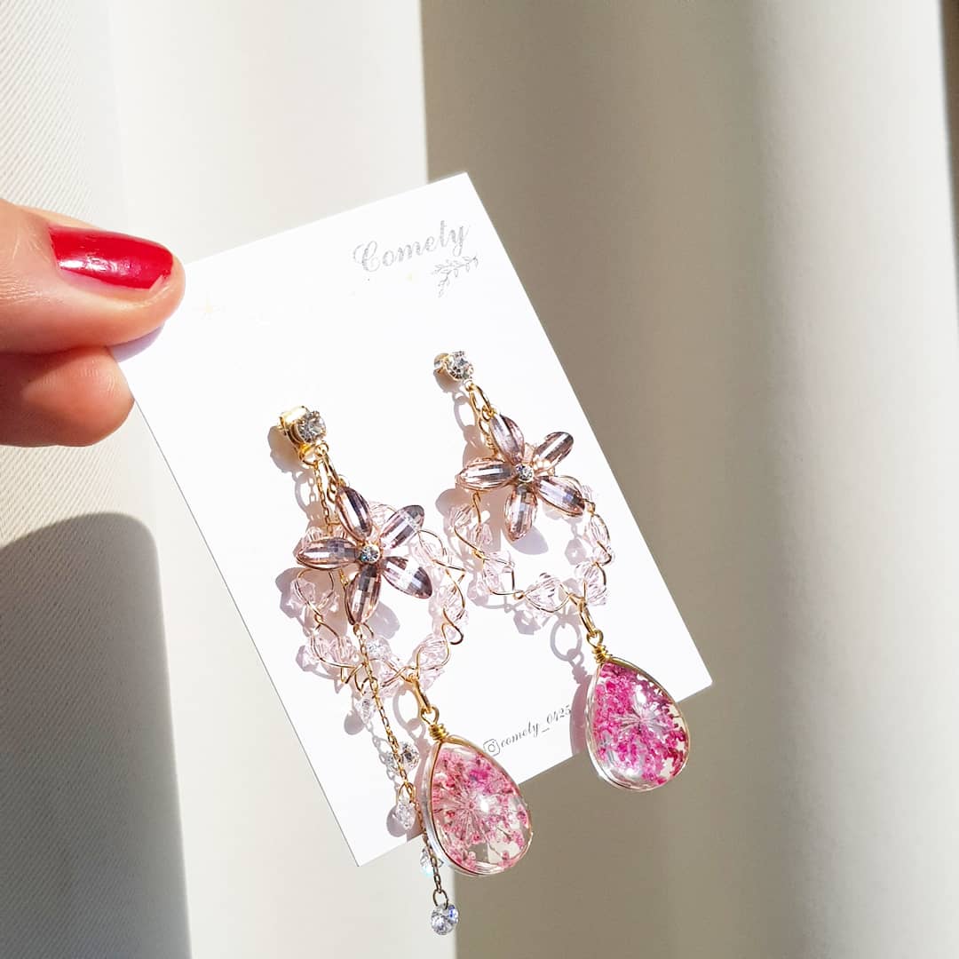 <b><p>Cometti self-producon Flowers Chry Bss earring</p></b><b><p>コメットティー 自主制作 生花 桜 イヤリング</p></b><br /><br /><p align='center'>