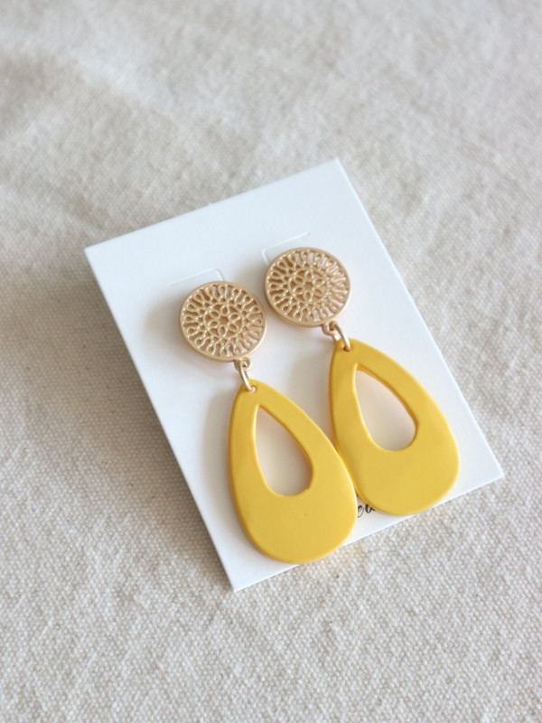 <b><p>yellow Eiptical bold earrings Kitch Style</p></b><b><p>イエロー 楕円ボールドイヤリングr 吉祥寺スタイル 光沢がきれいな カラフルなデザイン</p></b><br /><br /><p align='center'>