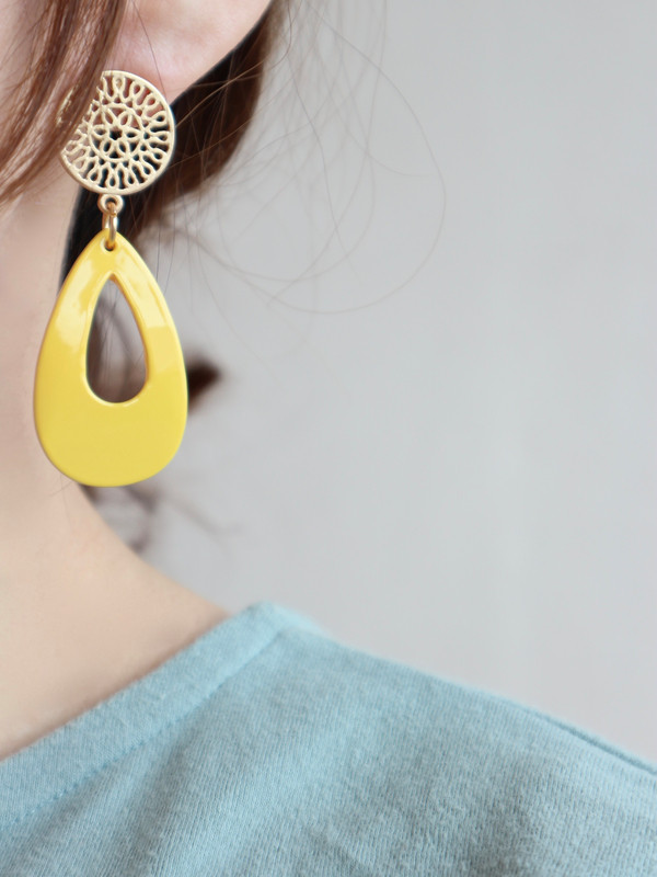<b><p>yellow Eiptical bold earrings Kitch Style</p></b><b><p>イエロー 楕円ボールドイヤリングr 吉祥寺スタイル 光沢がきれいな カラフルなデザイン</p></b><br /><br /><p align='center'>