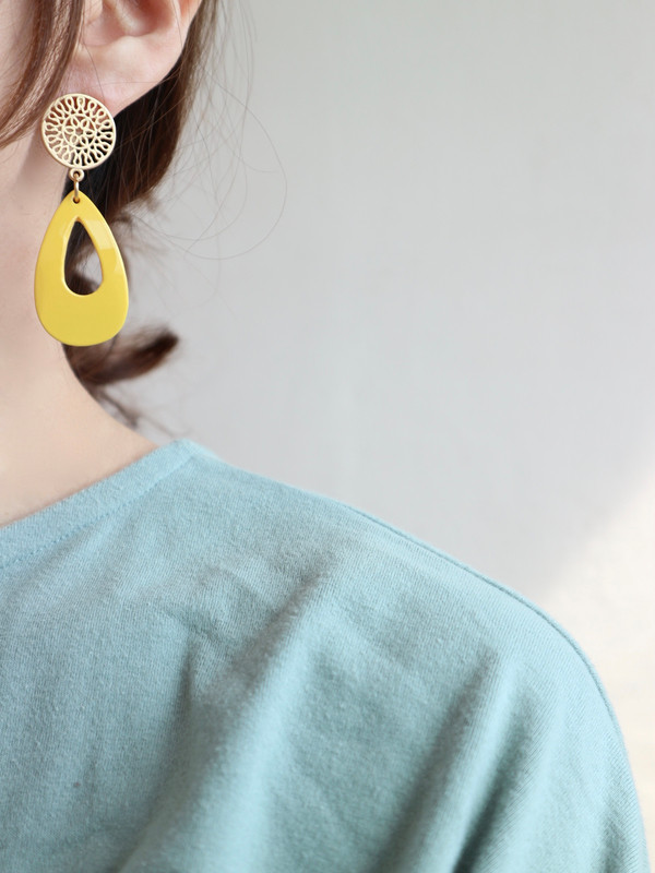<b><p>yellow Eiptical bold earrings Kitch Style</p></b><b><p>イエロー 楕円ボールドイヤリングr 吉祥寺スタイル 光沢がきれいな カラフルなデザイン</p></b><br /><br /><p align='center'>