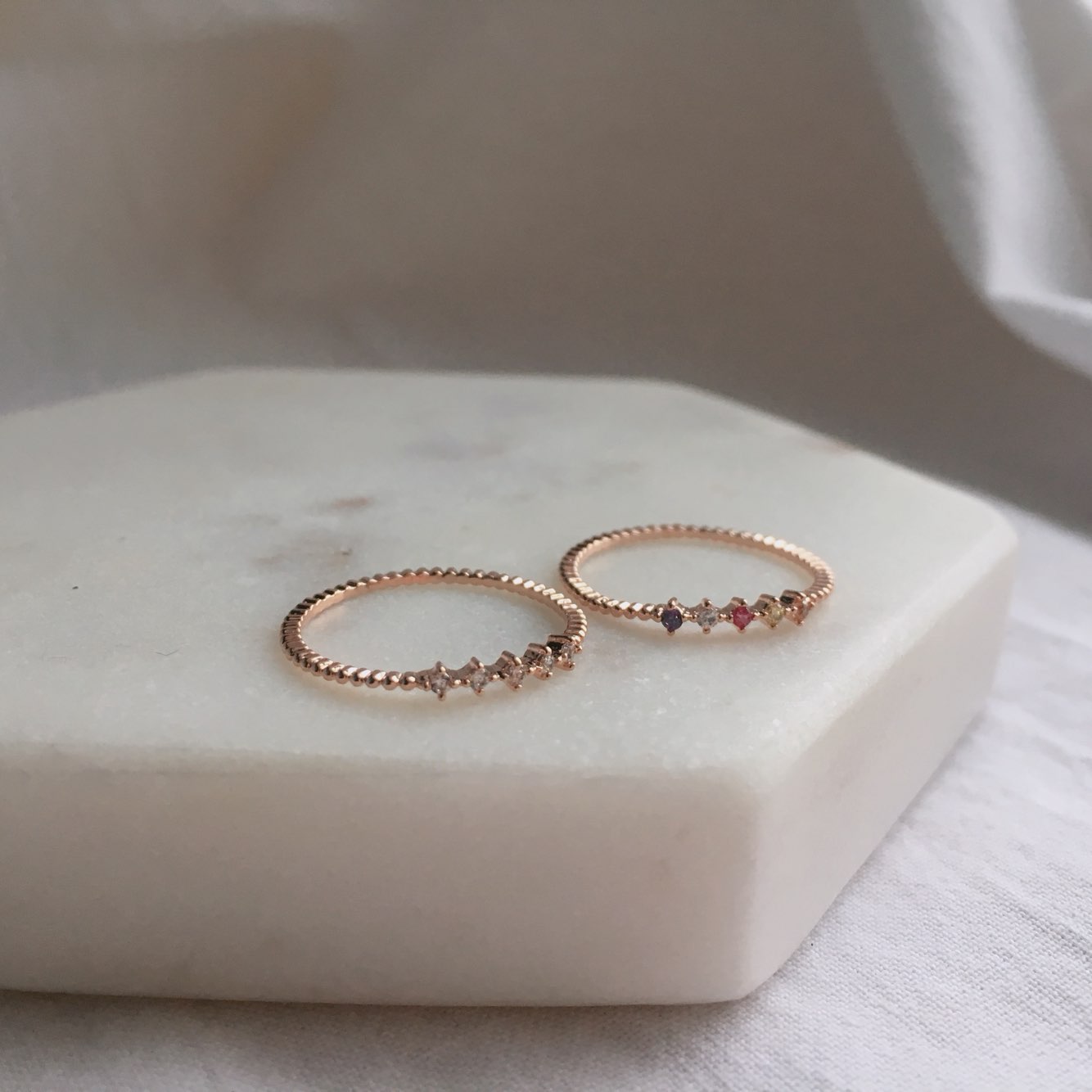 <b><p>Aurora Ring 2 set Dunsan-do accessies Hodae</p></b><b><p>オーロラリング 2つの セット 屯山洞アクセサリー 弘大 重ね着 有色 きれいな</p></b><br /><br /><p align='center'>