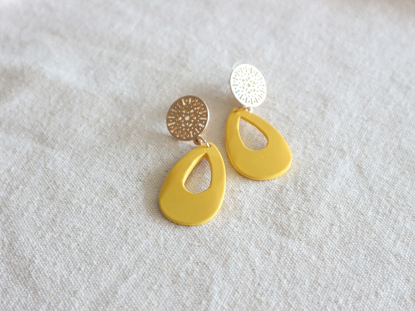 <b><p>yellow Eiptical bold earrings Kitch Style</p></b><b><p>イエロー 楕円ボールドイヤリングr 吉祥寺スタイル 光沢がきれいな カラフルなデザイン</p></b><br /><br /><p align='center'>
