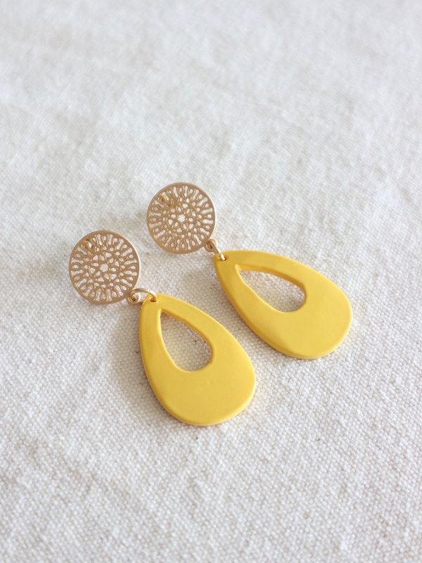 <b><p>yellow Eiptical bold earrings Kitch Style</p></b><b><p>イエロー 楕円ボールドイヤリングr 吉祥寺スタイル 光沢がきれいな カラフルなデザイン</p></b><br /><br /><p align='center'>
